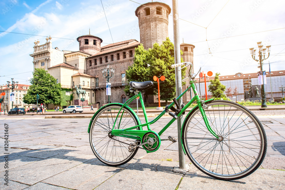 意大利皮埃蒙特地区都灵老城区中心Madama城堡附近的绿色自行车