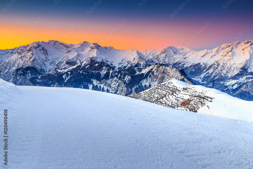 壮丽的冬季景观和美妙的日落，阿尔卑斯山，法国，欧洲