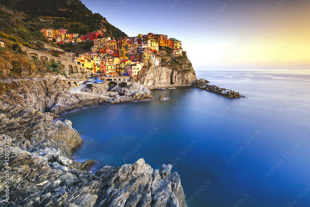 日落时的马纳罗拉村，岩石和大海。意大利五渔村