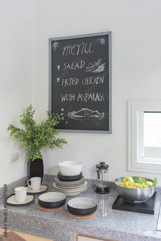 带器具的现代厨房白墙上的黑板
