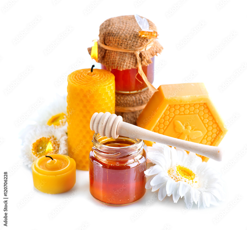 蜂蜜、天然蜡和白色隔离蜡蜡烛。水疗和替代药物