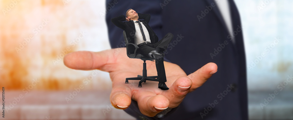 一名男子在办公室的椅子上放松