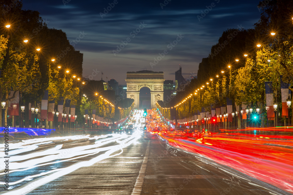 法国巴黎日落时分的凯旋门。香榭丽舍大街