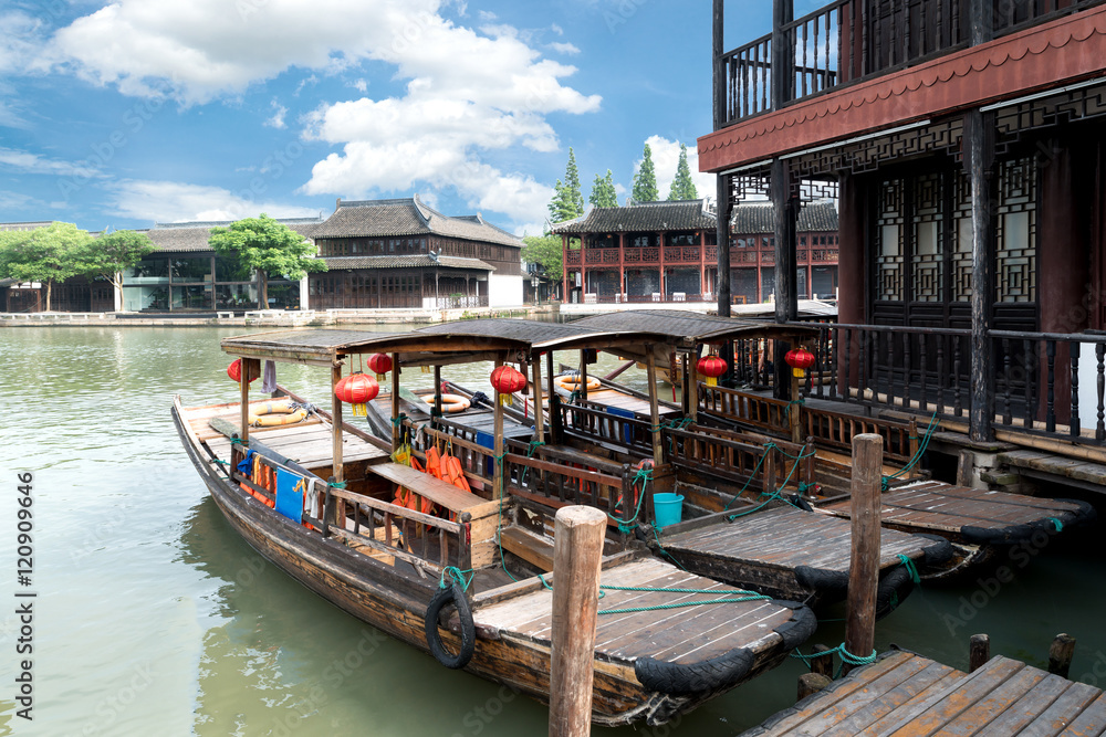 上海朱家角运河上的中国传统旅游船