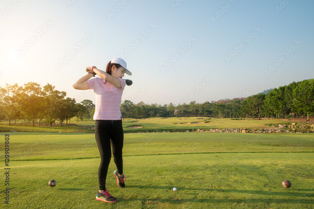 亚洲女子高尔夫在夏季横扫高尔夫球场。