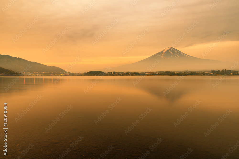 日本日出时，富士山在河口湖。