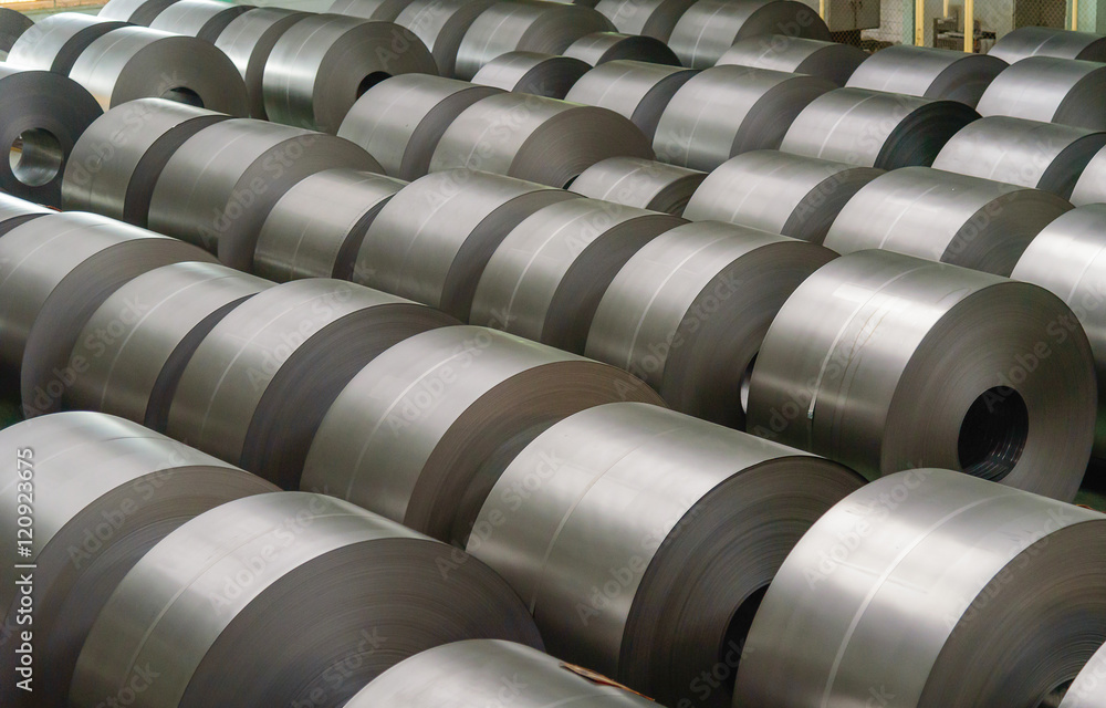 钢铁工业工厂储存区的冷轧钢卷。
