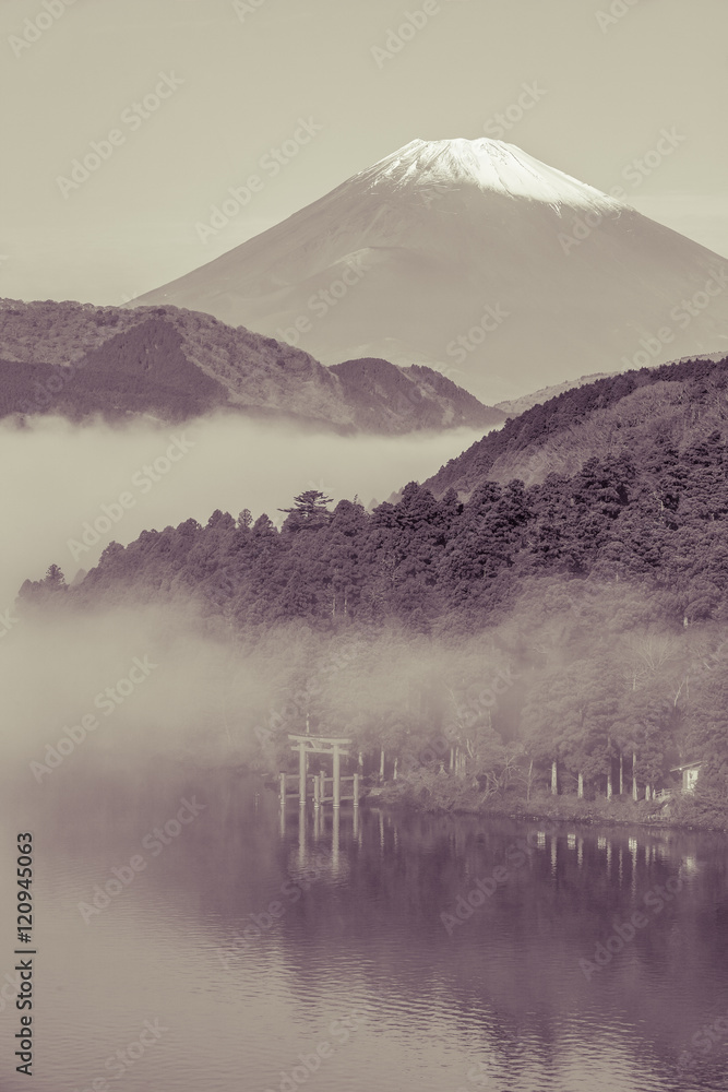 秋天早晨雾蒙蒙的富士山和阿什湖