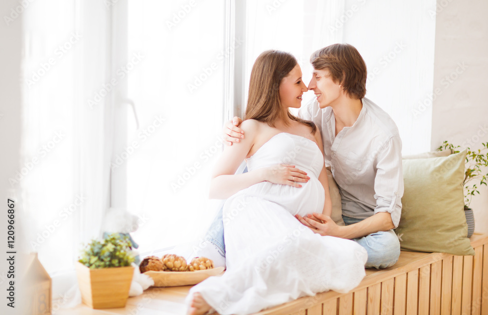 怀孕。幸福的家庭未来的父母怀孕的母亲和胖子