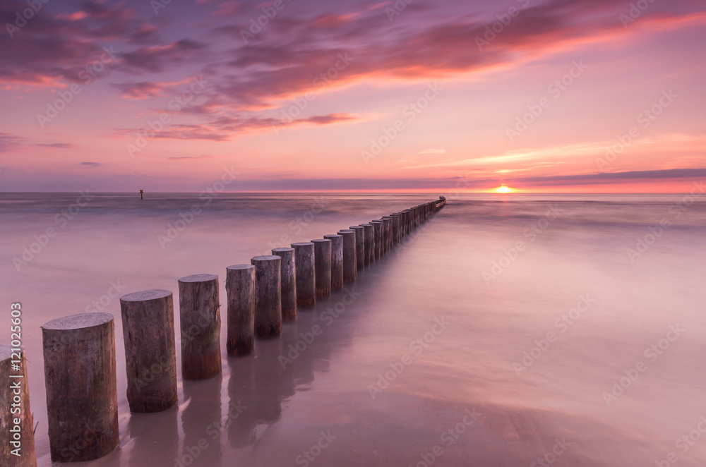 木制防波堤-日落时的波罗的海海景，波兰