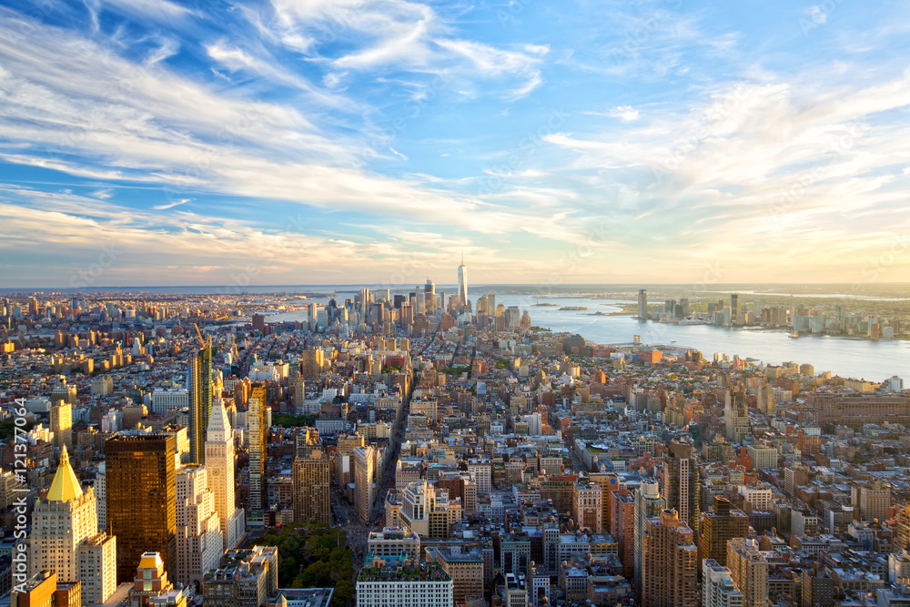 日落时的纽约市曼哈顿天际线鸟瞰图
