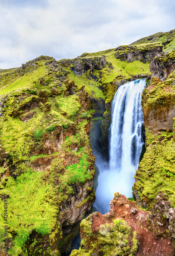 斯科加河上众多瀑布之一-冰岛