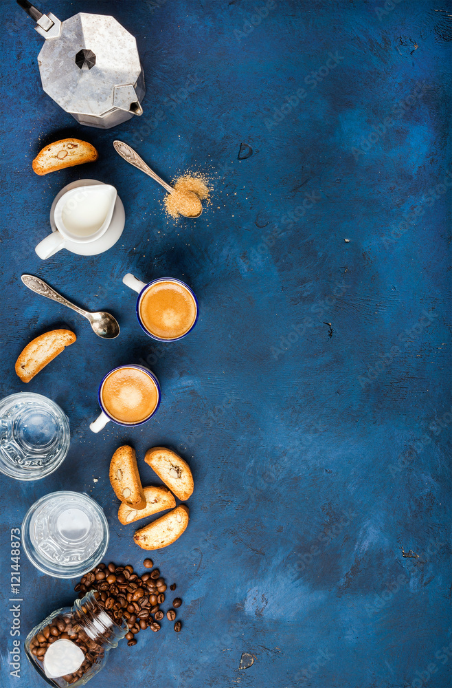 杯装意式意式浓缩咖啡，罐装饼干和牛奶，涂深蓝色plywoo