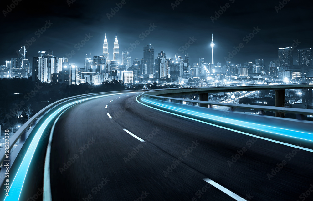 城市背景下的高速公路立交桥运动模糊。夜景。