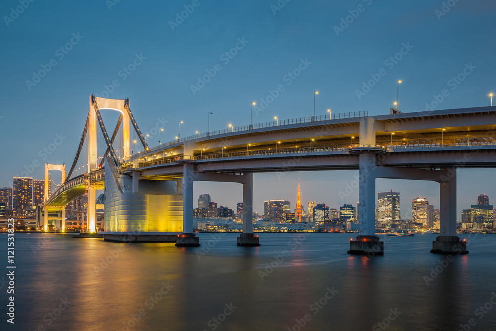 傍晚东京彩虹桥和东京塔的东京湾景