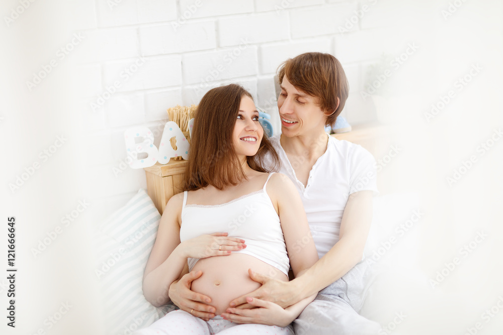 幸福的未来父母、父亲和怀孕的母亲在期待中