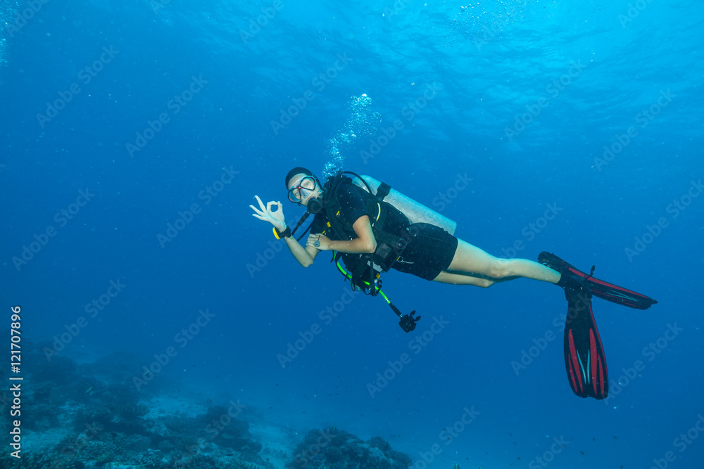 年轻女子水肺潜水员表现良好