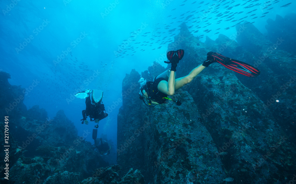 一群潜水者探索海底