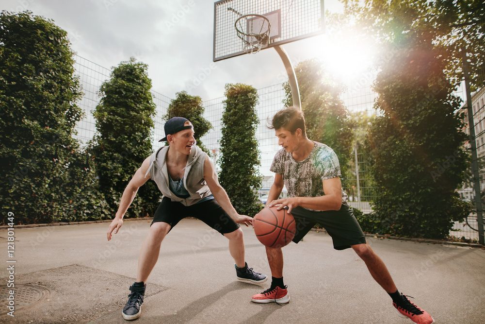 两个年轻人正在打篮球