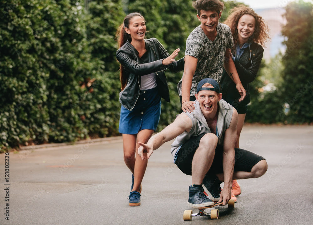 一群青少年在户外玩滑板