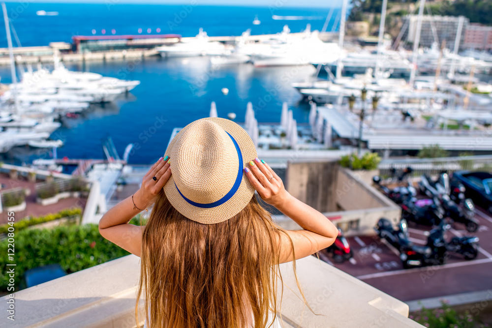 年轻的女性旅行者在摩纳哥蒙特卡洛乘坐游艇欣赏海港美景