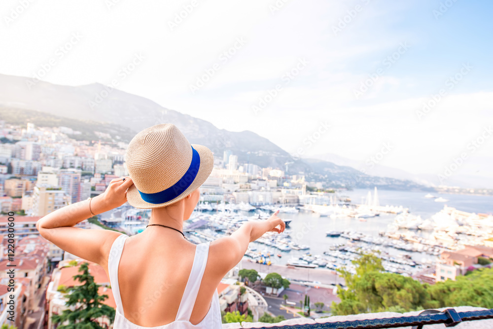 年轻的女性旅行者在摩纳哥蒙特卡洛欣赏海港城市的美景