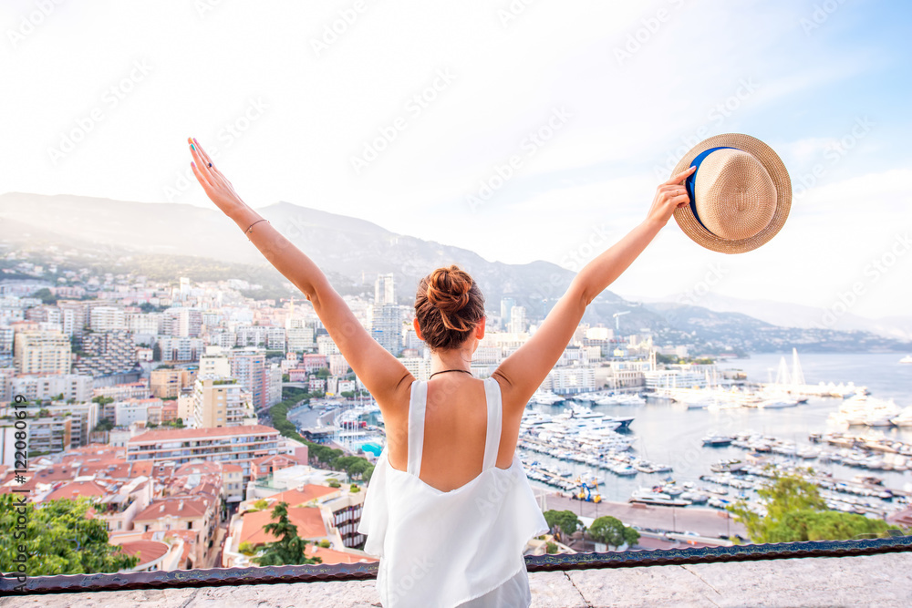 年轻的女性旅行者在摩纳哥蒙特卡洛欣赏海港城市的美景