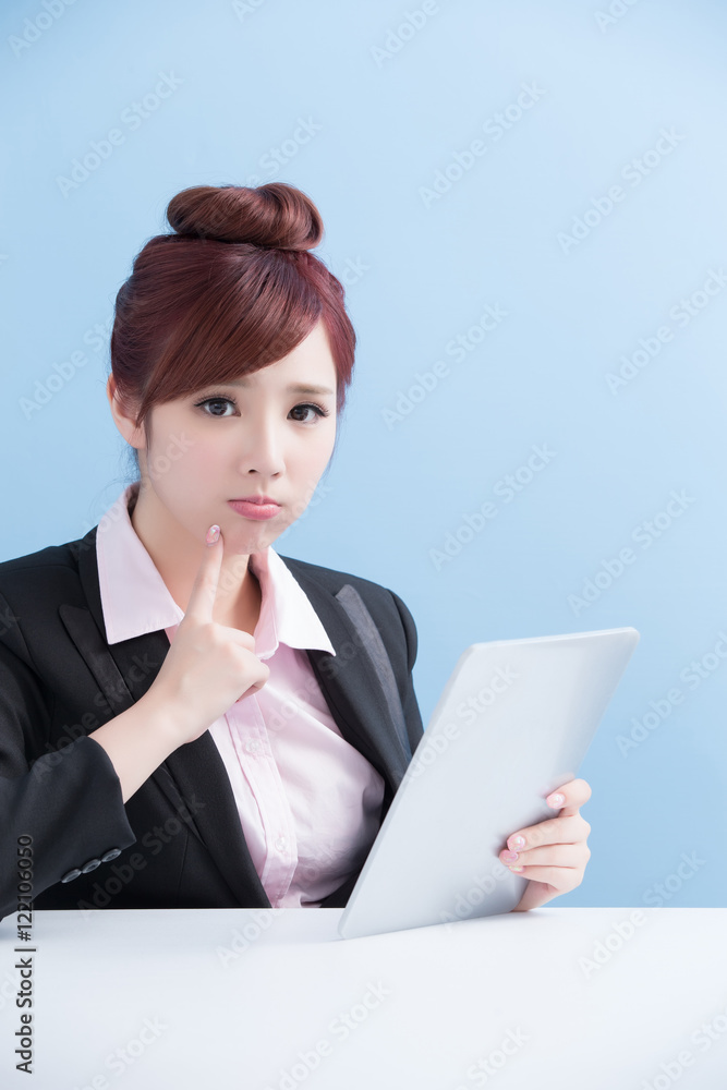 商务女性使用平板电脑