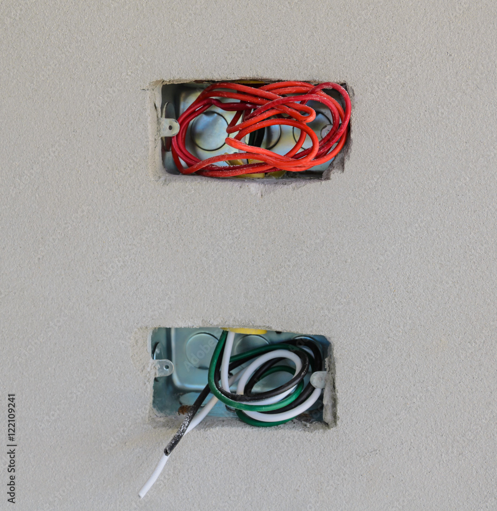 房屋施工现场墙上安装两箱电插座