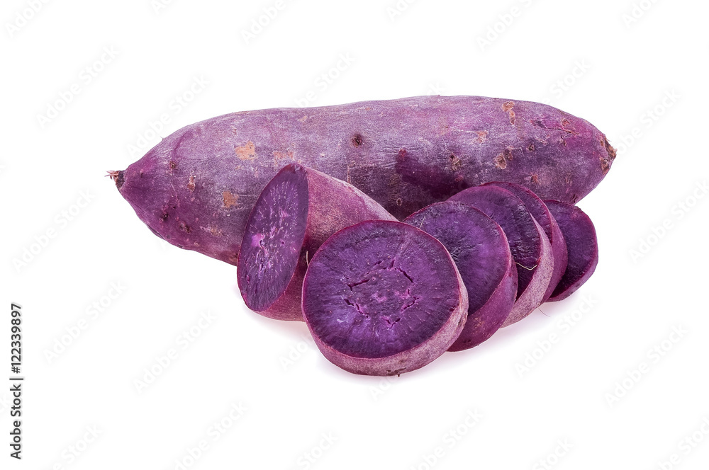 白色背景下分离的一堆成熟的紫色红薯