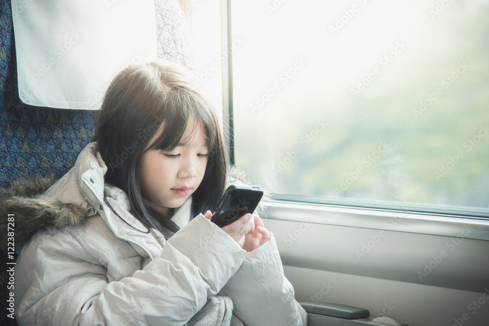 亚洲小女孩用智能手机分享社交媒体