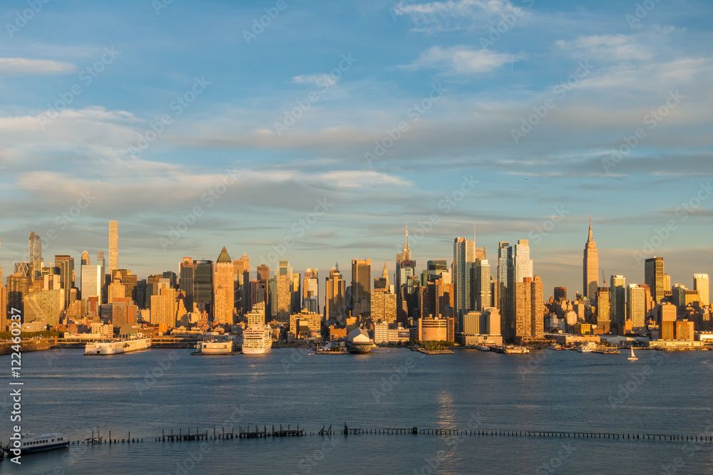 黄昏时分的纽约市曼哈顿中城天际线