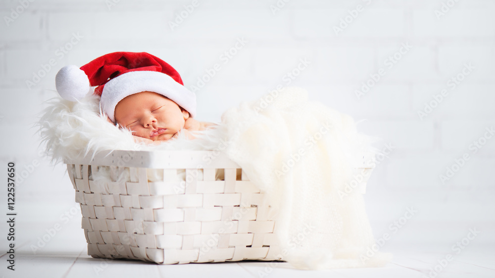 戴圣诞老人帽的熟睡新生儿