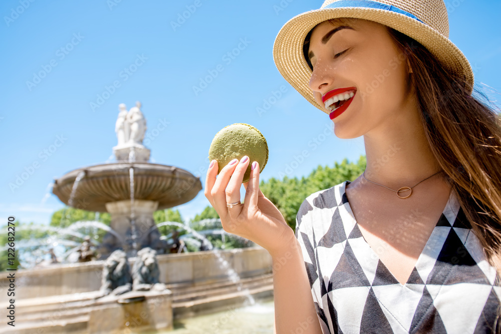 年，在普罗旺斯艾克斯著名的罗通德广场附近，一位年轻的女游客拿着马卡龙饼干