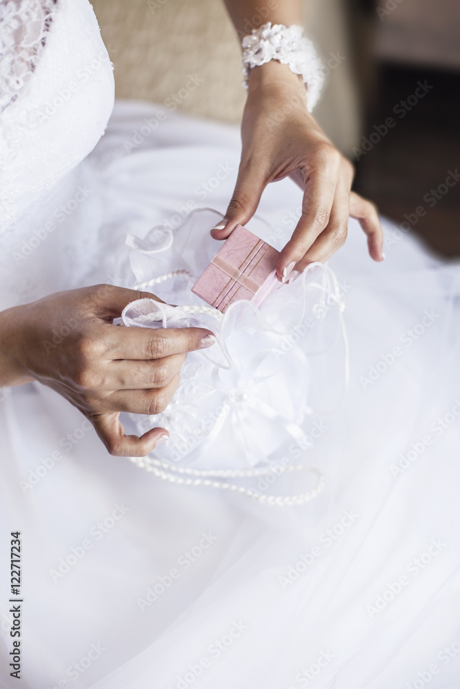 新娘拿出一个钱包，里面装着结婚戒指或来自th的礼物
