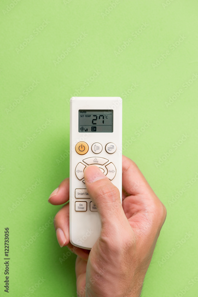 带空调的右手遥控空调最高可达27摄氏度。