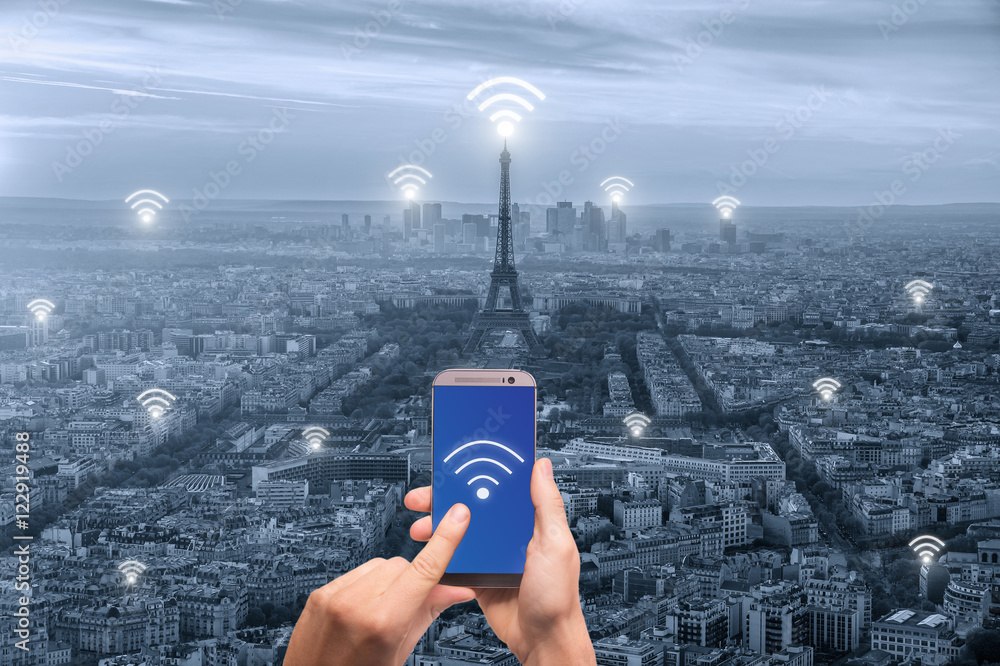 Wifi图标和具有网络连接概念的巴黎城市，巴黎