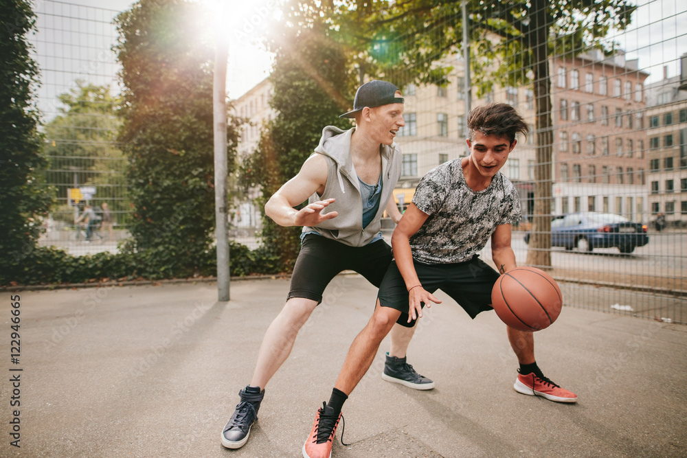 青少年在户外球场上打篮球