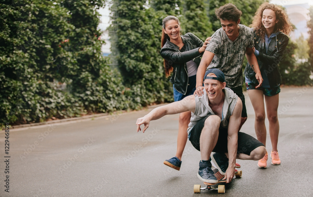 一群朋友在户外玩滑板玩得很开心