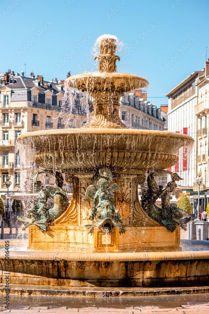 法国东南部格勒内特广场上的格勒诺布尔古城喷泉