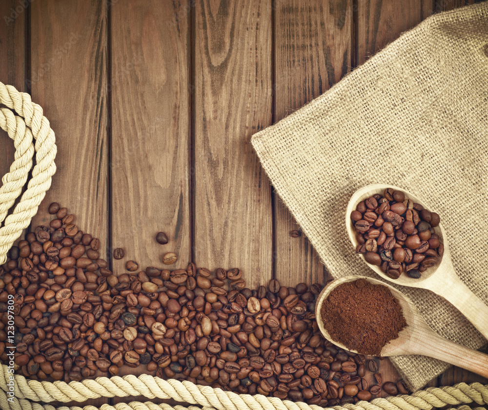 木质背景的新鲜咖啡豆