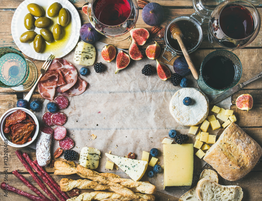 食物框架。葡萄酒和小吃套装，配各种葡萄酒、肉类、面包、绿橄榄、无花果