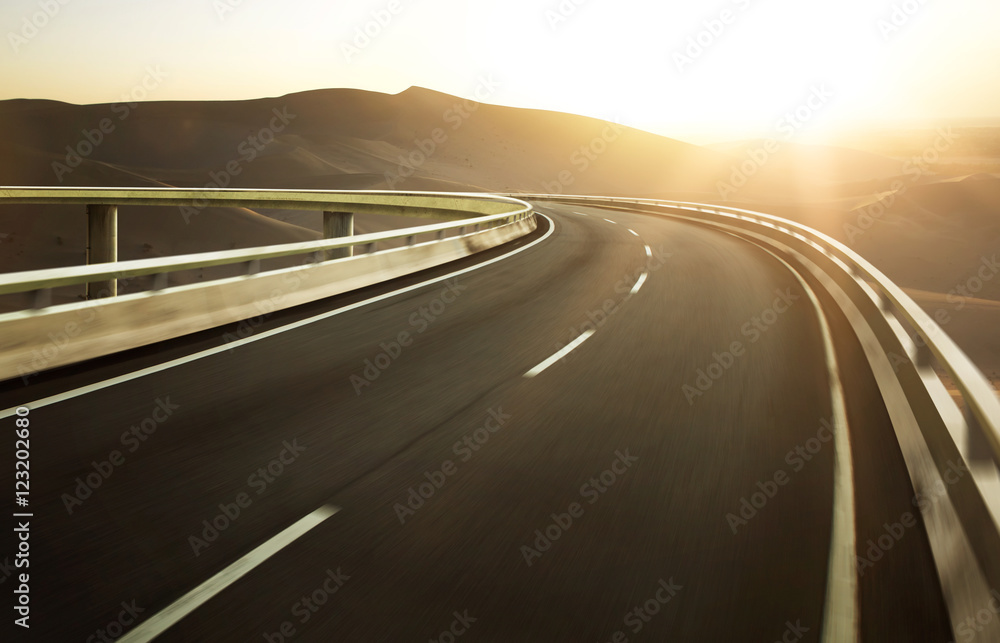 沙漠背景下的高速公路立交桥运动模糊。