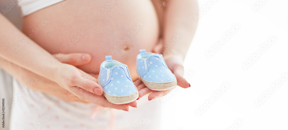 白色孕妇肚子上的鞋子落入父母手中