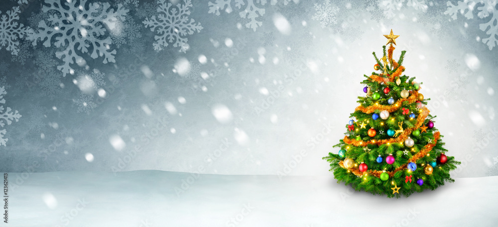 Weihnachtsbaum和Schnee Hintergrund mit viel Textfreiraum