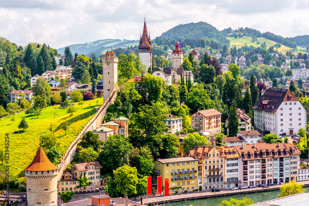 瑞士卢塞恩市防御墙和塔楼的老城俯视图