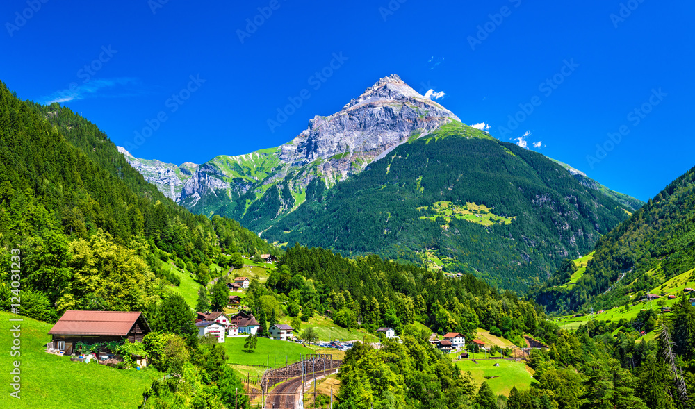 Gurtnellen，瑞士阿尔卑斯山的一个村庄的景色