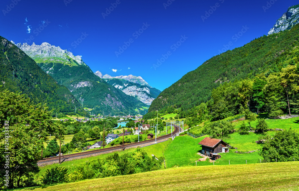 Erstfeld，瑞士阿尔卑斯山的一个村庄的景色