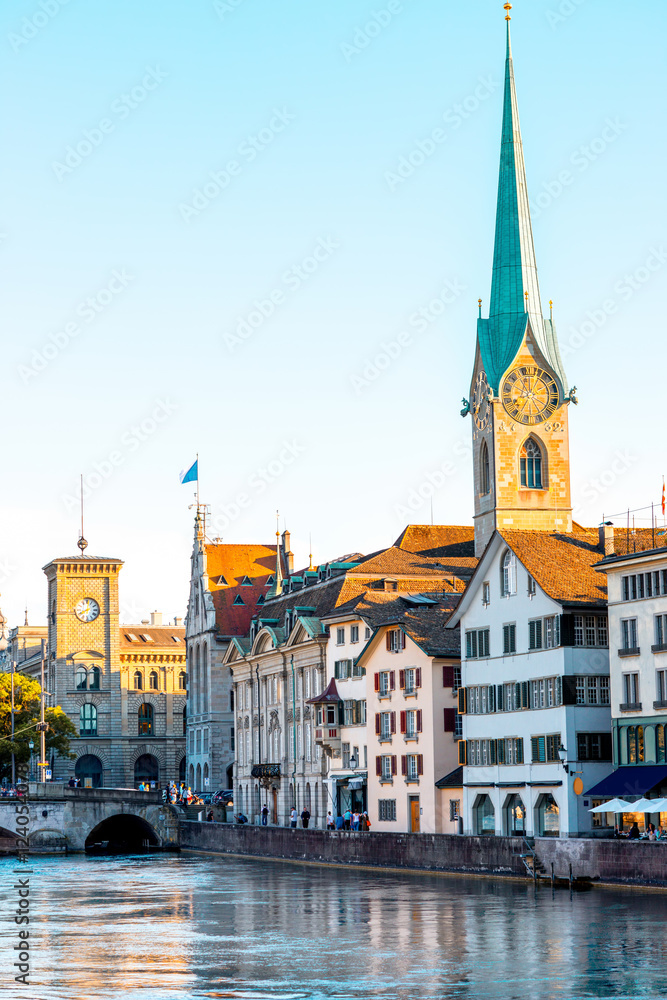 瑞士苏黎世河畔日落美景，美丽的建筑和教堂塔楼