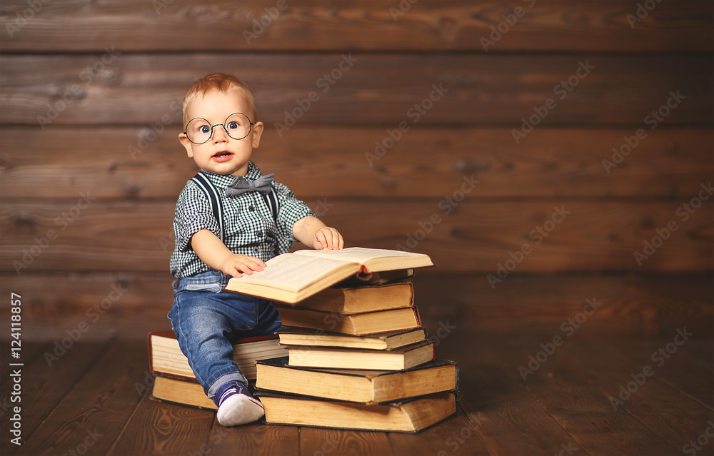 眼镜里装着书的有趣婴儿
